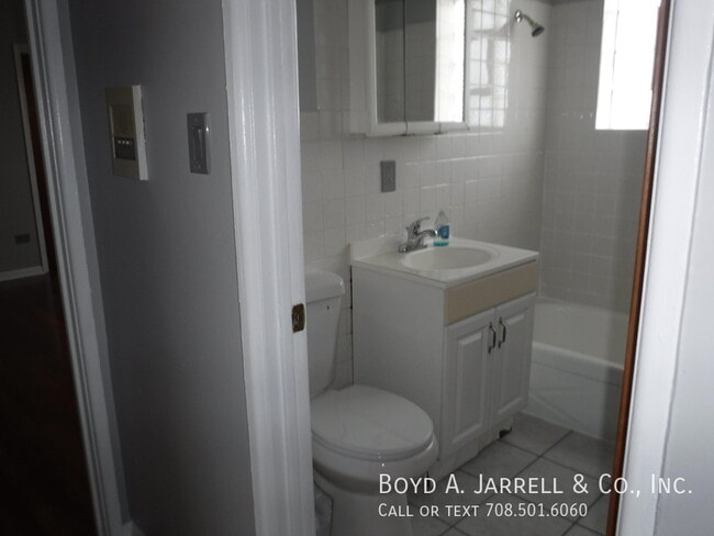 8700 S Merrill Ave in Chicago, IL - Building Photo - Building Photo