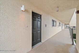 555 Jackson Ave in Cape Canaveral, FL - Foto de edificio - Building Photo