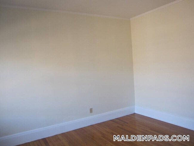 349 Pleasant St in Malden, MA - Foto de edificio - Building Photo