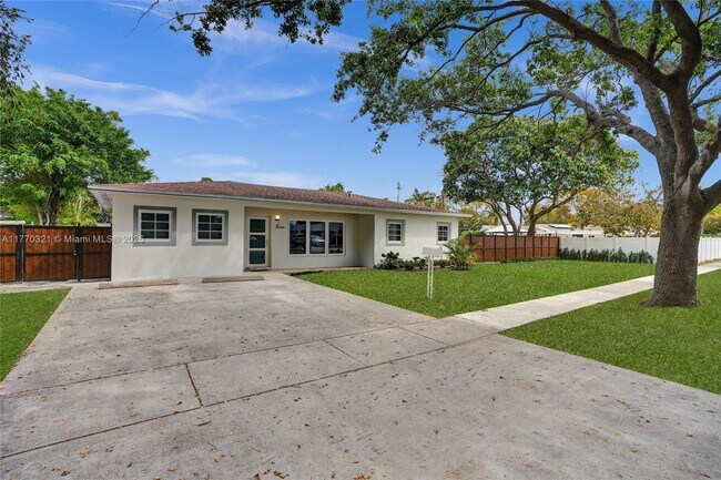 2125 Alamanda Dr in North Miami, FL - Foto de edificio - Building Photo