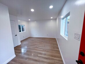 891 E 53rd St in Los Angeles, CA - Foto de edificio - Building Photo