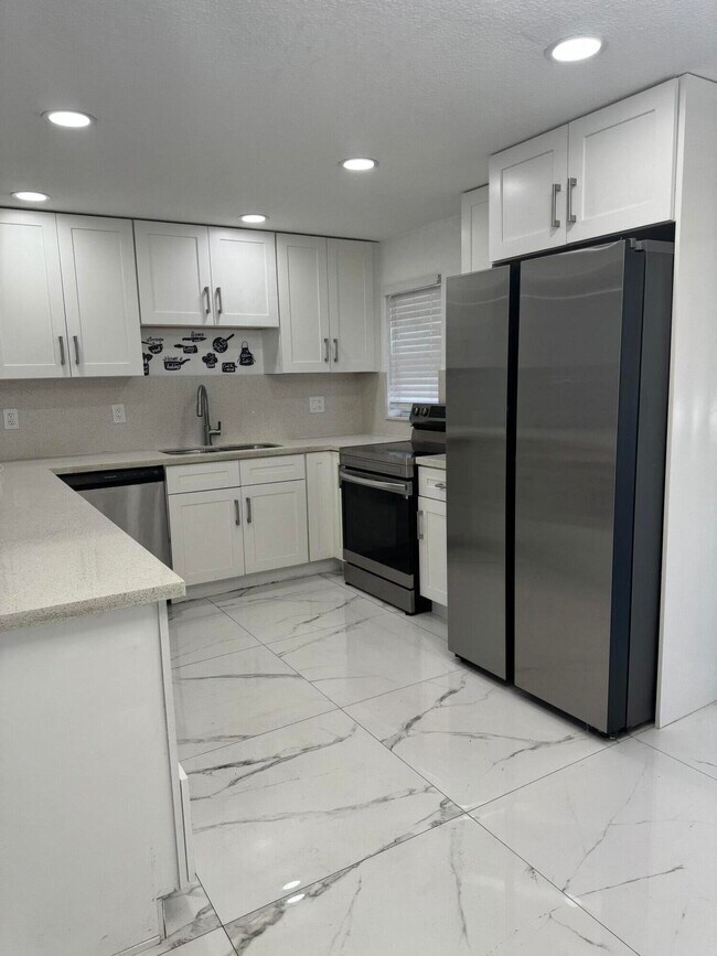 5217 NW 18th St in Lauderhill, FL - Building Photo - Building Photo