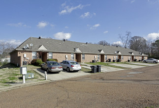 Fountain Square Townhomes in Hernando, MS - Building Photo - Building Photo