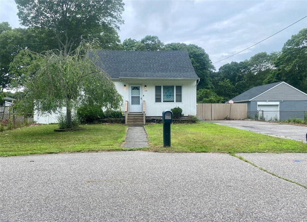 10 Claremont Dr in Mastic Beach, NY - Building Photo