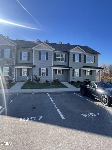 1097 Peony Ln in Youngsville, NC - Foto de edificio