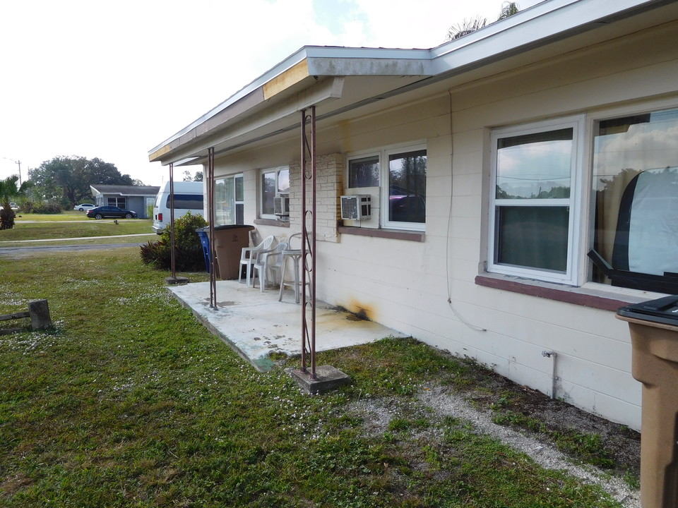 407 Joel Blvd in Lehigh Acres, FL - Building Photo