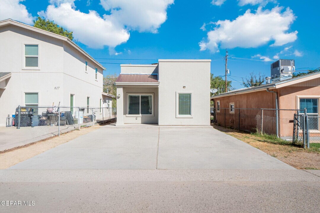 621 Main St in Clint, TX - Foto de edificio
