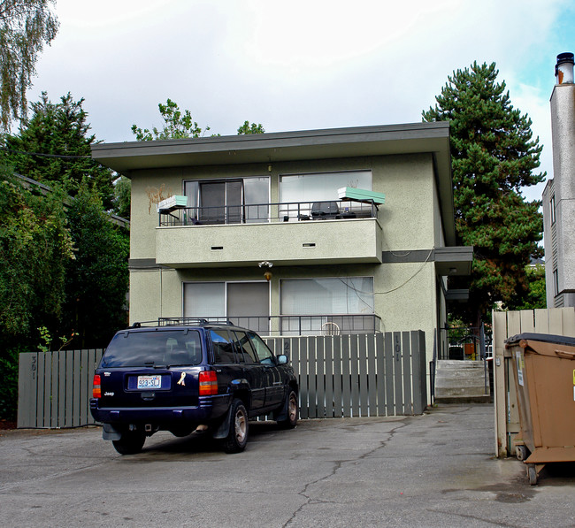 3930 Linden Ave in Seattle, WA - Building Photo - Building Photo