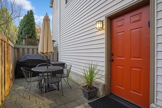 731 Elm St SW, Unit Upstairs Apartment in Albany, OR - Foto de edificio - Building Photo