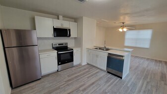 109 Will St in Willis, TX - Building Photo