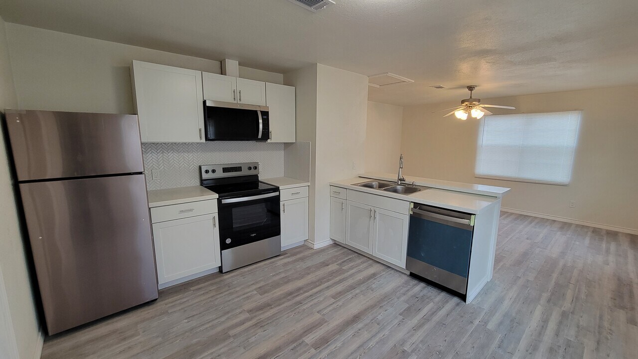 109 Will St in Willis, TX - Building Photo