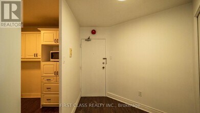 2323 Confederation Pkwy in Mississauga, ON - Building Photo - Building Photo