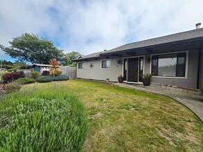 1238 Fernwood Dr in Mckinleyville, CA - Building Photo - Building Photo