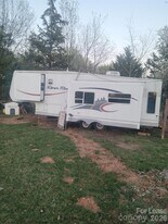 7908 McIlwaine Rd in Huntersville, NC - Building Photo