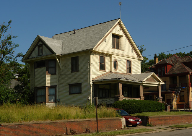 912 Elm St in Youngstown, OH - Building Photo - Building Photo