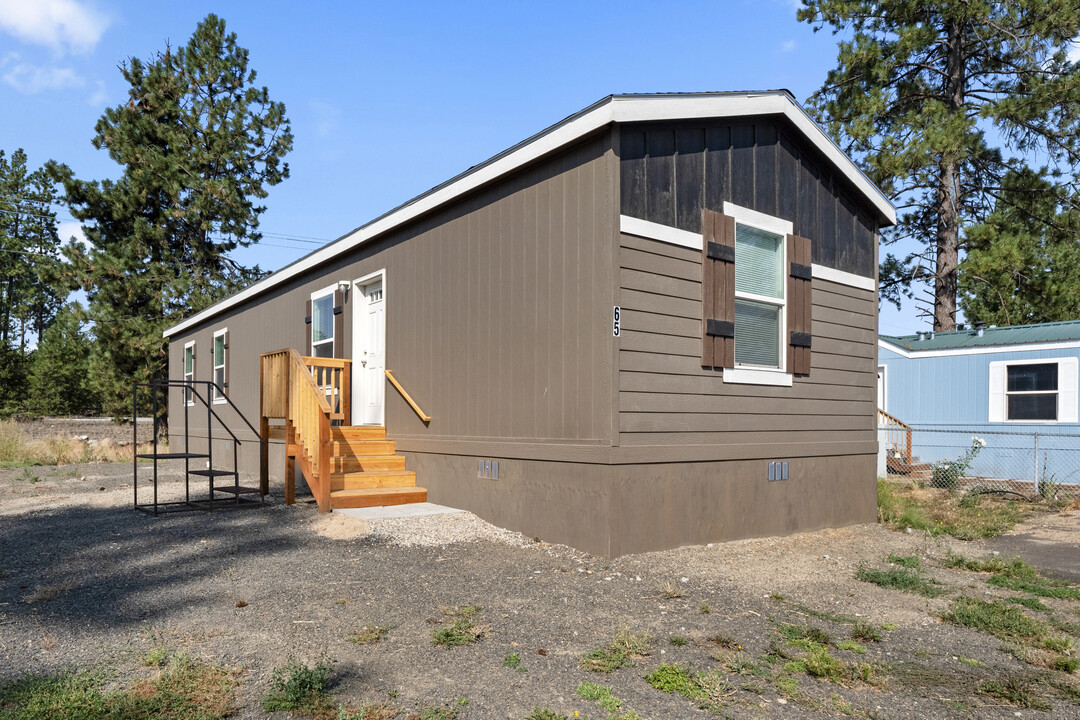 35312 N Newport Hwy in Chattaroy, WA - Building Photo