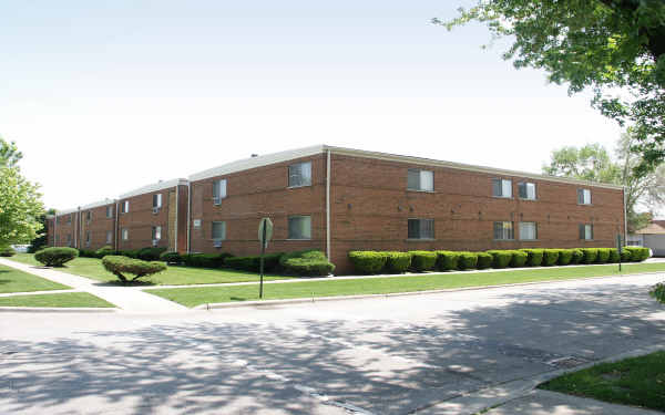 Chestnut Apartments in Franklin Park, IL - Foto de edificio - Building Photo