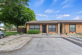 10250 Oleander Ct in Pembroke Pines, FL - Foto de edificio - Building Photo