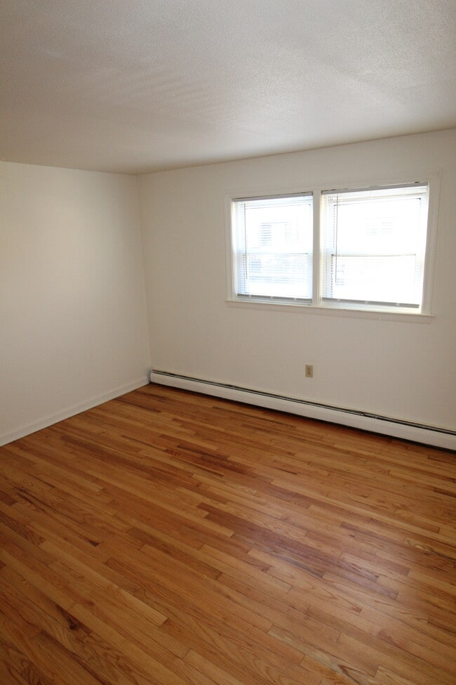 340 Park Ave, Unit B in East Hartford, CT - Building Photo - Building Photo