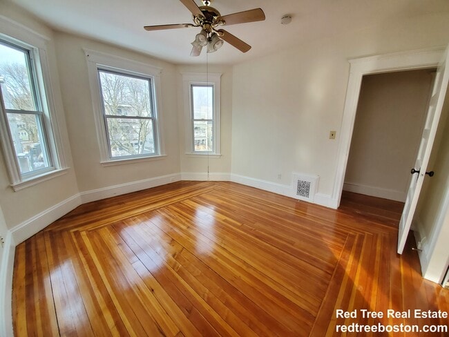 250 Belgrade Ave, Unit 2 in Boston, MA - Foto de edificio - Building Photo