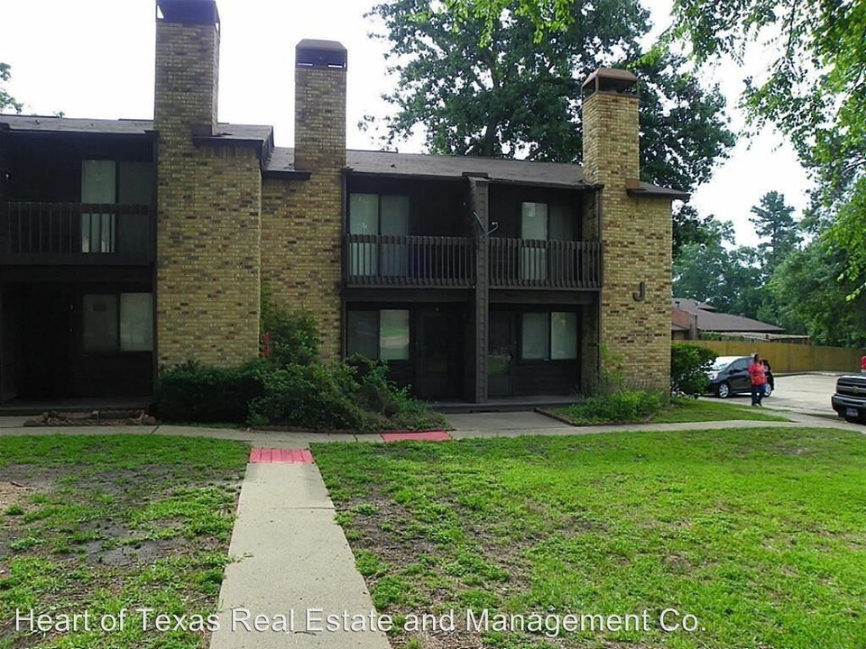 2521 Crosstimbers St in Huntsville, TX - Building Photo