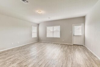 7827 Belmont Vly in San Antonio, TX - Building Photo - Building Photo