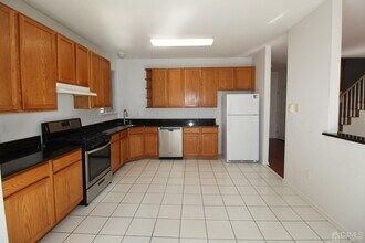 27 Pin Oak Dr in North Brunswick, NJ - Building Photo - Building Photo