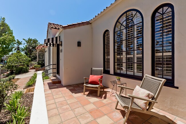 119 N Almont Dr in West Hollywood, CA - Foto de edificio - Building Photo