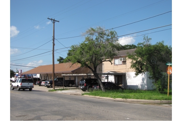 720 W Kenedy Ave in Kingsville, TX - Foto de edificio - Building Photo