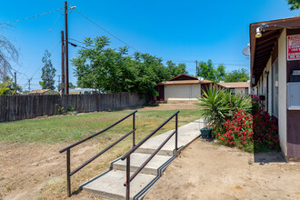 516 Roberts Ln in Bakersfield, CA - Building Photo - Building Photo