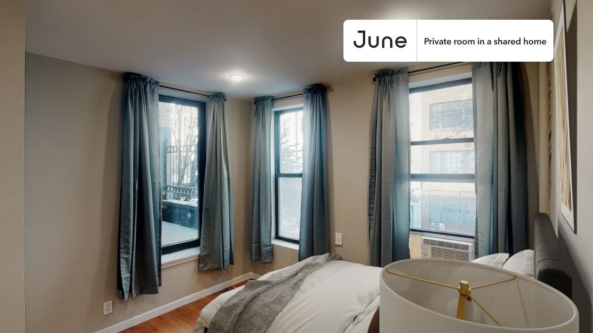 Private bedroom in 3 bed/1 bath Home in New York, NY - Building Photo