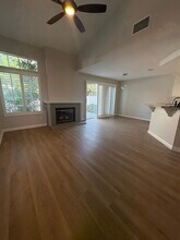 2211 Carob Way in Tustin, CA - Foto de edificio - Building Photo