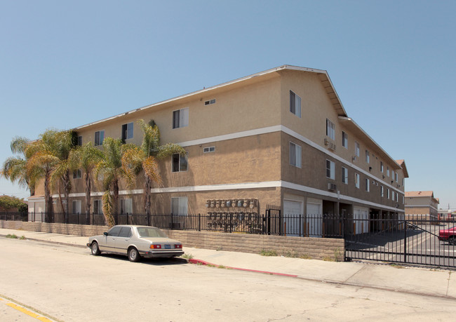 Bay View Apartments in Wilmington, CA - Foto de edificio - Building Photo