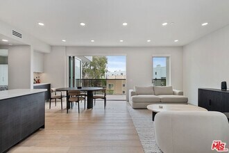 505 S Barrington Ave in Los Angeles, CA - Foto de edificio - Building Photo