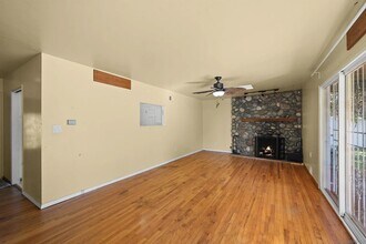 62 E Palomar Dr in Chula Vista, CA - Foto de edificio - Building Photo