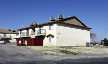 Broadway Apartments in Barstow, CA - Foto de edificio - Building Photo