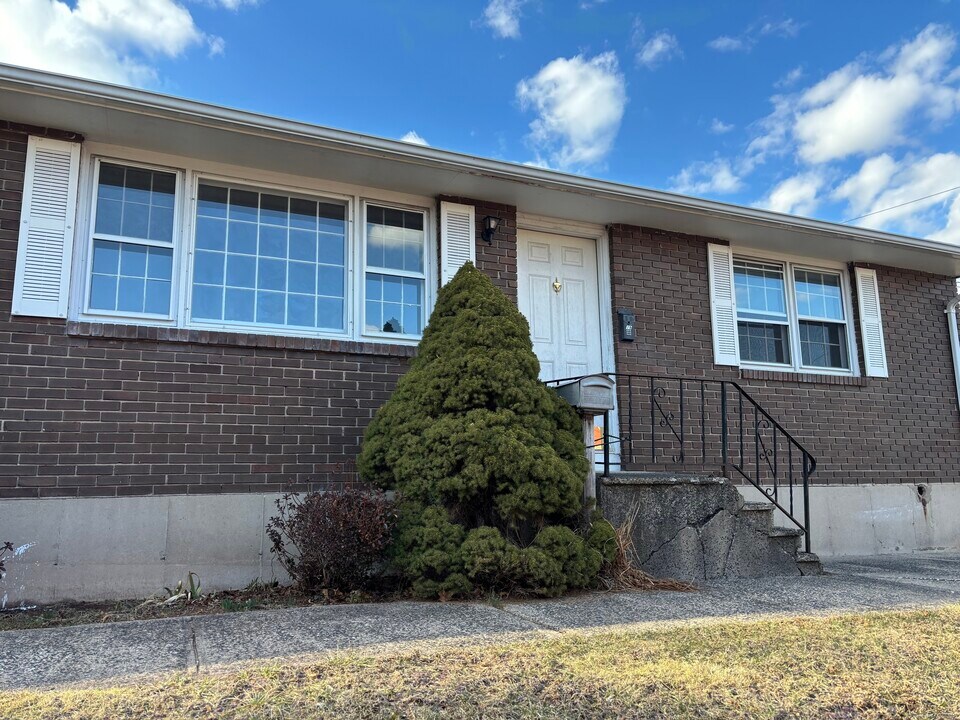 19 Elm Hill Dr in Wallingford, CT - Building Photo