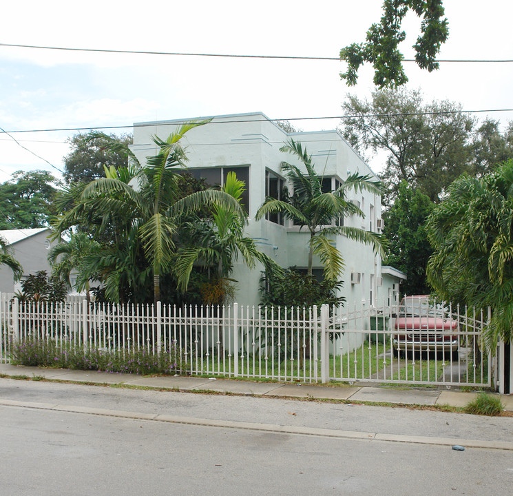 555-557 NE 70th St in Miami, FL - Building Photo