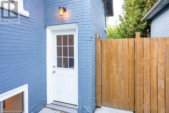 493 Charlton Ave E in Hamilton, ON - Building Photo - Building Photo