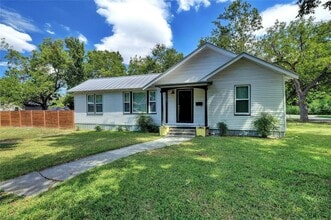 1102 Hackberry St in Taylor, TX - Building Photo - Building Photo