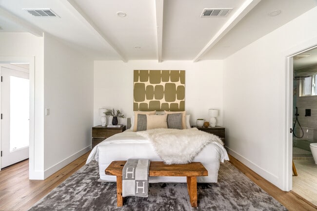 6525 W 85th St in Los Angeles, CA - Foto de edificio - Building Photo