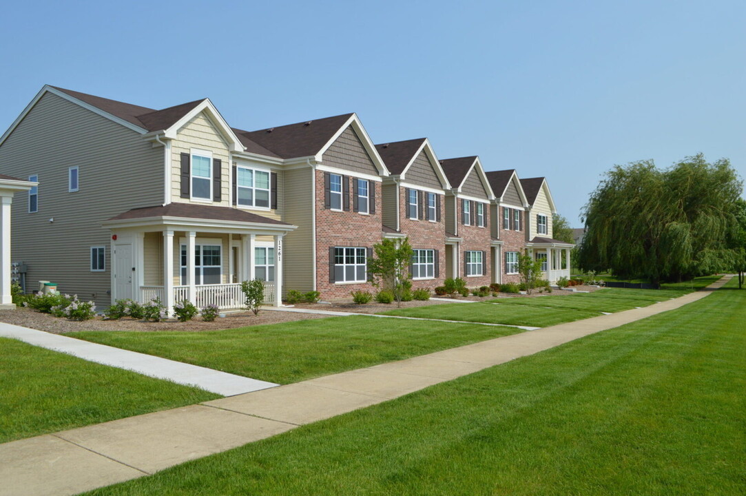 1054 Kilbery Ln in North Aurora, IL - Building Photo