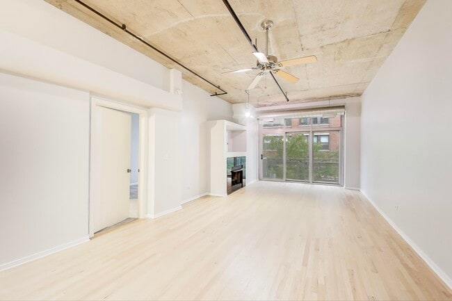 933 W Van Buren St, Unit 304 in Chicago, IL - Building Photo - Building Photo