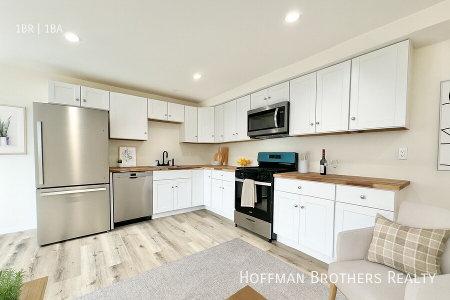 14615 Gilmore St in Los Angeles, CA - Building Photo