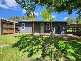 804 N Orange St in Fredericksburg, TX - Building Photo