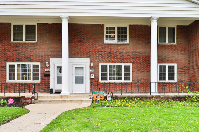 property at 925 N Prairie Ave