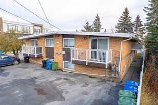 4135 Bow Trl SW in Calgary, AB - Building Photo