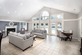 Cloisters of Mount Holly Apartment Homes in Mount Holly, NC - Foto de edificio - Building Photo