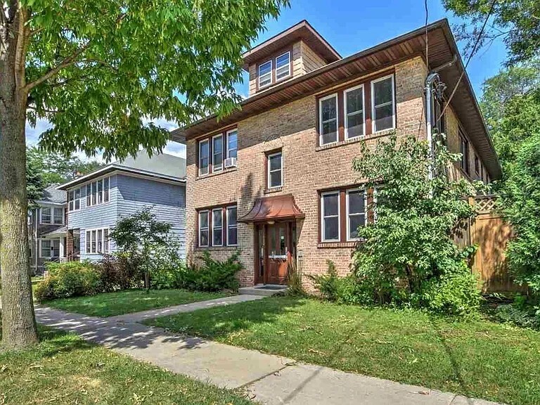 413 Chamberlain Ave in Madison, WI - Building Photo