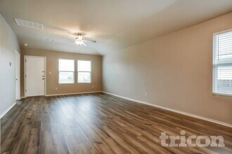 5300 Saddle Clb Dr in Georgetown, TX - Foto de edificio - Building Photo